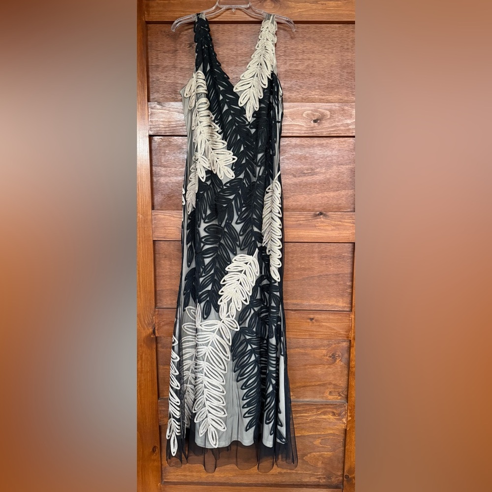 Elegant Black and Gold Gown Size 16W - Excellent condition only worn once